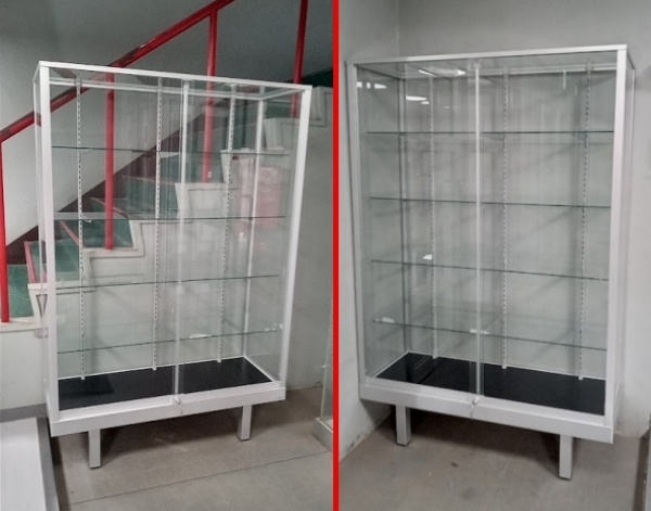 ガラスショーケースファミリアⅡハイケース納品しました