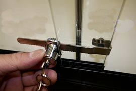 ダーツ　プラ板ショーケース　右のみカギ有 ダーツ プラ板ショーケース 右のみカギ有 ダーツプラ板ショー